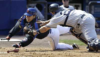 New York Mets' Mike Piazza is congratulated by Richard Hidalgo